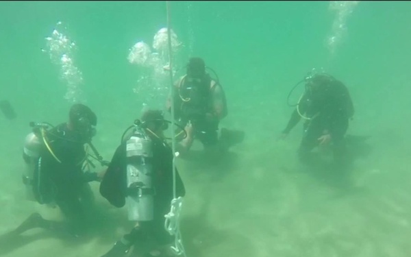 U.S. Navy Divers Conduct Dive Operations with Honduran Military Members during Southern Partnership Station 17