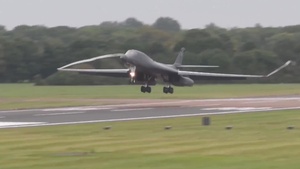 B-1B Lancer landing 1
