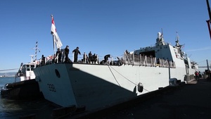 HMCS Winnipeg arrives in San Francisco for Fleet Week