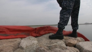 Sailors train to contain oil, fuel, hazardous waste in water (Package/Pkg)