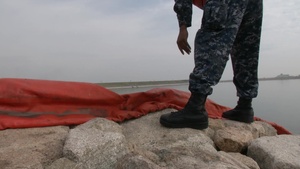 Sailors train to contain oil, fuel, hazardous waste in water (Package/Pkg)