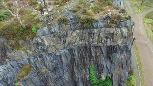 Green Claymore : Rappelling (w/o text)