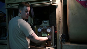 Maintenance Airmen refuel C-17 Globemaster III