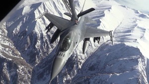 KC-135 refuels F-16 Fighting Falcons