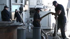 Line Handling aboard USS Abraham Lincoln (CVN 72)