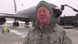 Iowa KC-135 crew chiefs clear snow & ice