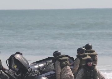 From Land and Sea: Marines go through coxswain course
