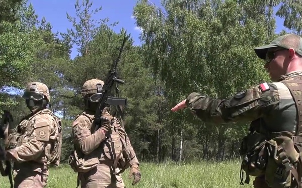 U.S. soldiers train on Polish weapons
