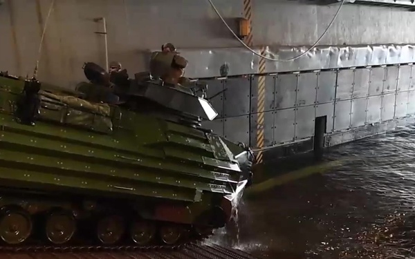 USS Oak Hill (LSD 51) recovers assault amphibious vehicles