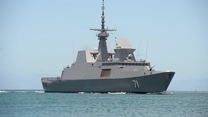RSS Tenacious (71) enters Pearl Harbor in preparation for RIMPAC 2018