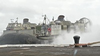 USS Bonhome Richard conducts LCAC operations in Pearl Harbor
