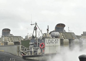 USS Bonhome Richard conducts LCAC operations in Pearl Harbor