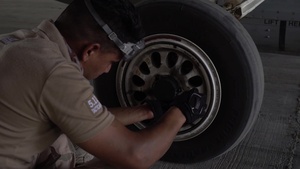 Iraqi Air Force Maintainers Fix an F-16C