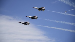 USAF Thunderbirds:  Duluth Air Show B-Roll