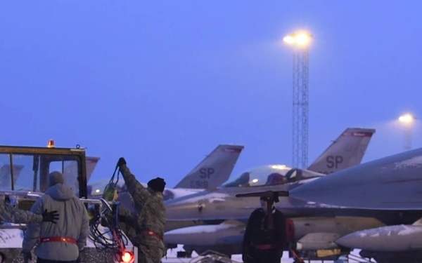 Airmen work in the snow during Trident Juncture 2018