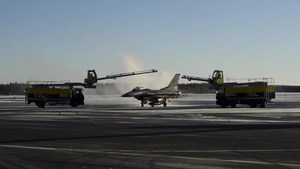 F-16 Fighting Falcons get de-iced