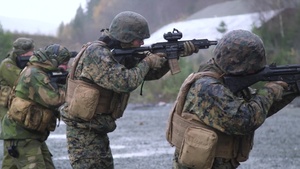 Norwegian Home Guard trains U.S. Marines on Weapons