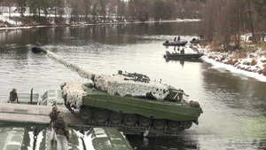 TRIDENT JUNCTURE 2018 - Norwegian and German forces conduct a river crossing