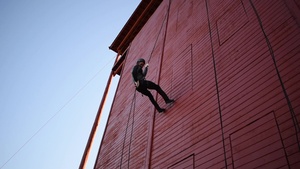 WWE Superstars vist Fort Hood's Air Assault School