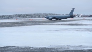 KC-135 taxi 02
