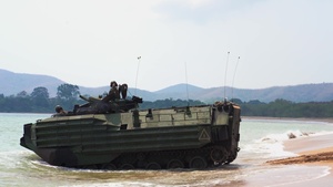 Cobra Gold 19: (B-ROLL) 31st MEU Marines splash AAVs, return to USS Green Bay from the coast of Thailand