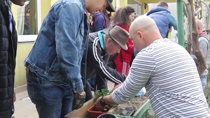 4/4 for Friends: Soldiers visit elderly care facility in Romania