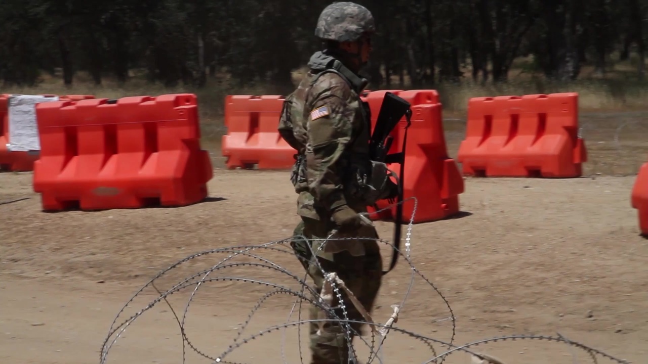 ミリタリー Walking U.S Army Sergeant ミリタリー Walking U.S Army Sergeant A U.S. Army sergeant walks in