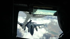 KC-135 Stratotanker refuels F-16 Fighting Falcons