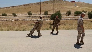 JAF, US artillerymen exchange medical practices