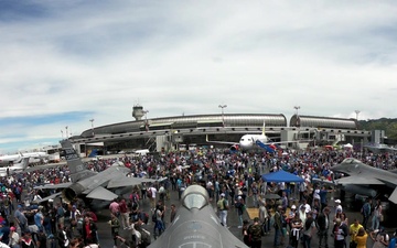 Time lapse video of the crowd at F-AIR Colombia 2019