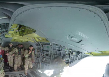 25th ID Soldiers Helocast from a CH-47 Heliocopter off the Coast of Hawaii (360 video)