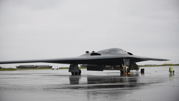 HOT WINGS B-2 Stealth Bomber 滑走路付