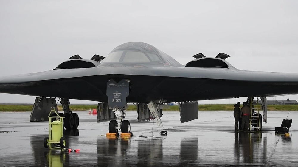 DVIDS - Video - B-2 Bomber Hot-Pit Refueling