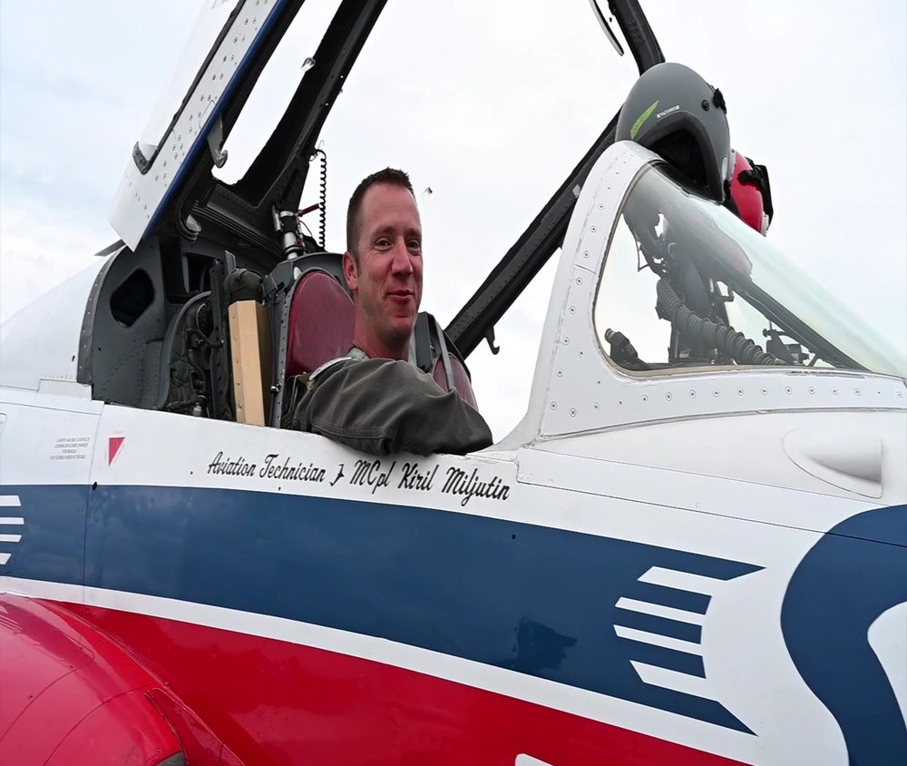 DVIDS - Video - F-35 Demo Pilot Rides Shotgun with RCAF Snowbirds