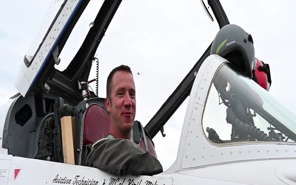 F-35 Demo Pilot Rides Shotgun with RCAF Snowbirds