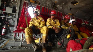 Cal Guard Chinooks lift firefighters to the Red Bank Fire