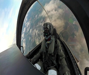 F-35 Demo Team pilot flies over Oregon International Airshow