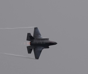 F-35 Demo Team flies over Oregon International Airshow