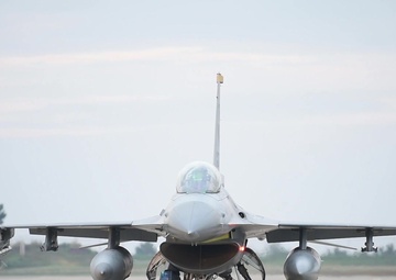 F-16 Fighting Falcon Take Off and Taxi