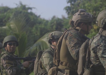 US Recon Marines fire on the range with Philippine Force Recon Marines