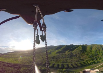 25th Combat Aviation Brigade sling-loads a M777 Howitzer (360 video w/music)