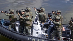 US Recon Marines train with Philippine Force Recon Marines during KAMANDAG