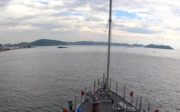 USS Pioneer (MCM 9) sails into Uki city port, Japan