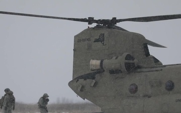 Chinook takes howitzer for a ride