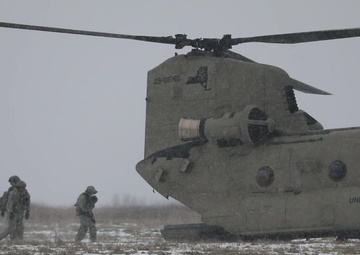 Chinook takes howitzer for a ride