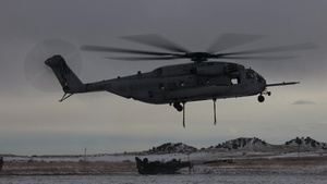 HMH-366 and 2-77 Field Artillery Regiment conduct external lift exercise