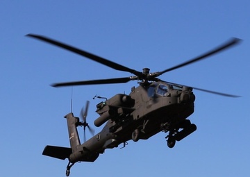 1st Infantry Division Commander flys Apache Gunship