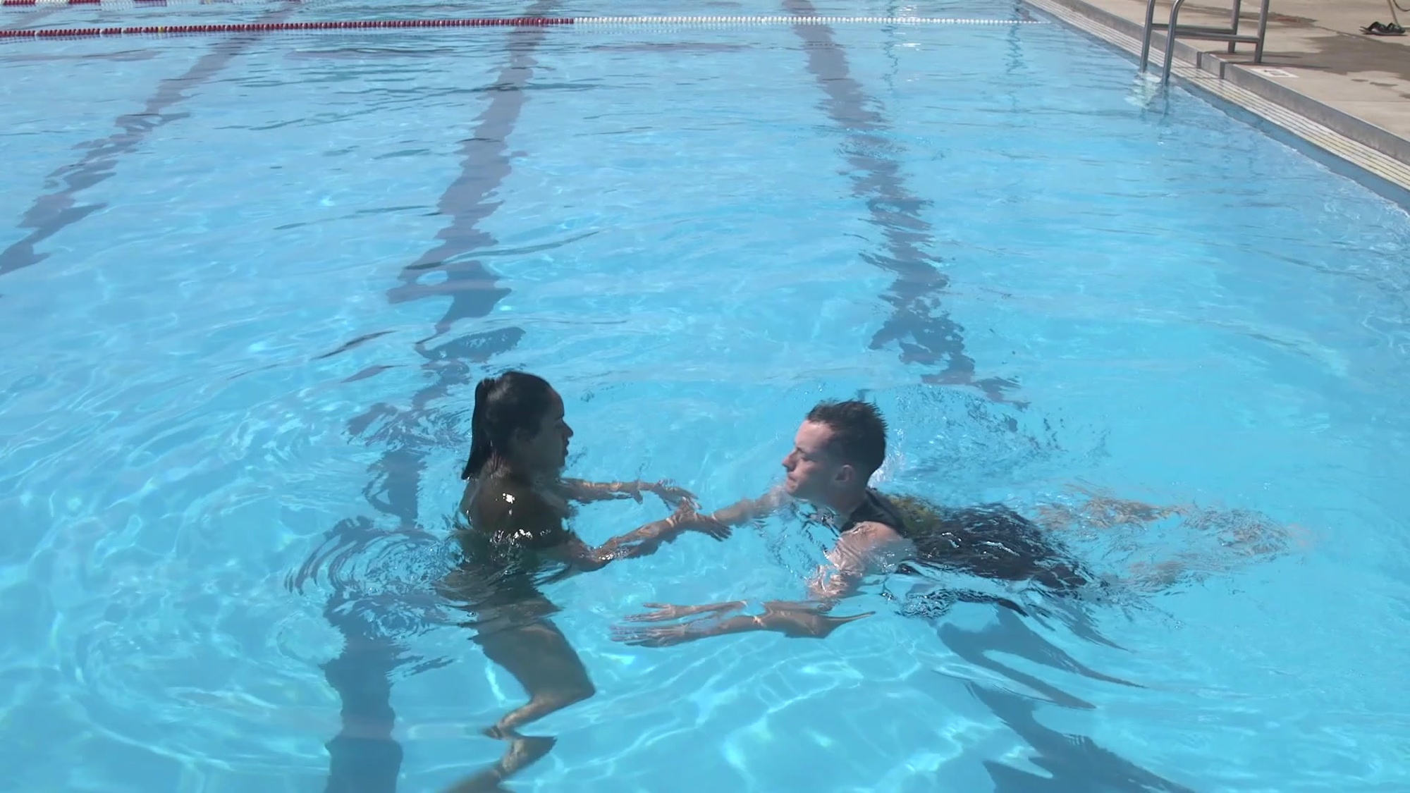 The wrist-grip escape is used when a victim grabs your arm or wrist. Use your free hand to grab your trapped fist, rotate thumbs up, apply bone-on-bone contact with the victim’s arm, pry your hand out of his grasp, and quickly swim away from the victim.