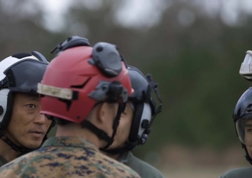 Marines and JGSDF conduct helicopter rope suspension training