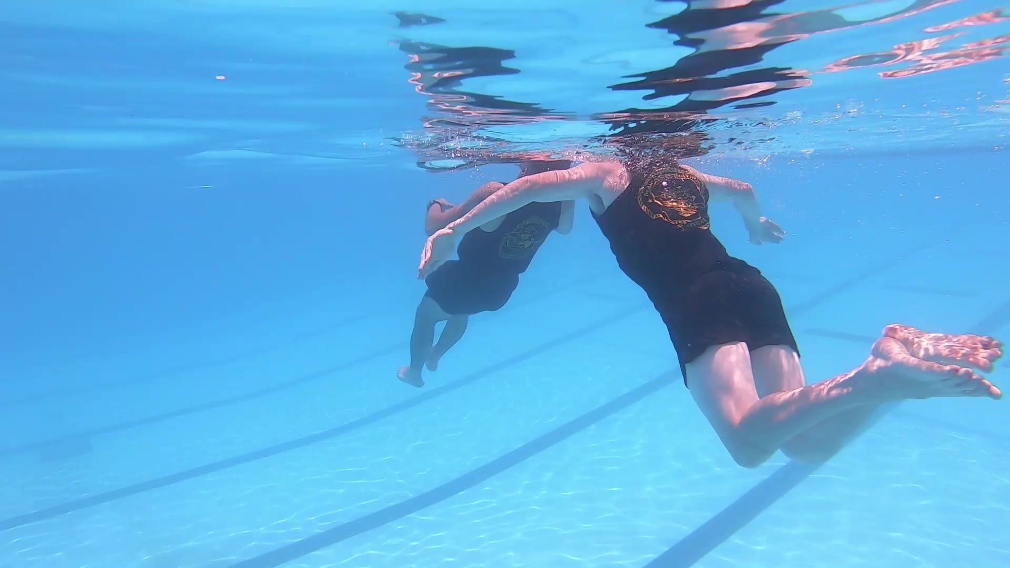 Use a level-off technique to place the victim in a horizontal face up position. The cross-chest carry to take the victim to safety if the victim is struggling or when moving through heavy surf. If the time allows, remove the helmet and gear before attempting the rescue. Swim toward the victim, use a level-off technique to place the victim in a horizontal, face-up position. Retain a grip on the victim with one hand. Reach over the victim with the free hand to encircle the victim’s chest. Place the free hand on the victim’s opposite to rib cage, just below armpit. Release the grip once a secure hold is on the victim’s chest. Swim toward safety using the lifesaving stroke while keeping a firm grip on the victim’s chest and rescuer’s hip on the victim’s back.
